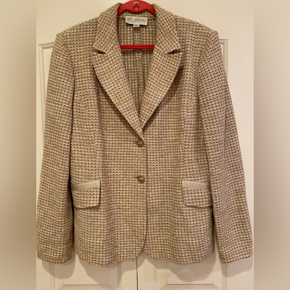 St. John Collection women’s blazer size 16. Shoulder pads. Classic style.